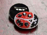 Broche brodée coccinelle en bijou, symbole de chance