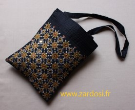 Broderie symbolique aux miroirs, motif de protection