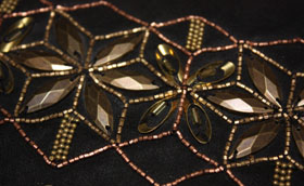 Broderie d’ornement réalisée avec des perles, paillettes et strass