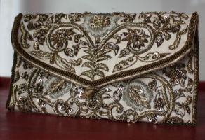 Pochette royale réalisée à l’atelier Zardosi Pochette royale brodée au crochet Aari avec cannetille, fil d’or et sequins