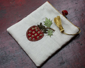 Pochette brodée à la main à l’atelier Zardosi Fraise stylisée brodée au crochet Aari avec cannetille, fil d’or et perles