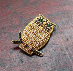 Broche hibou réalisée en broderie à la main