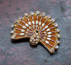 Broche bijou en forme de paon réalisée à Paris en broderie d’or