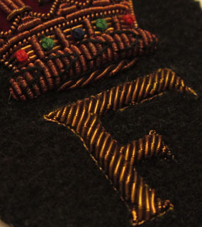 Initiale brodée à la main sur mesure