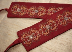 Ceinture en soie brodée à la main