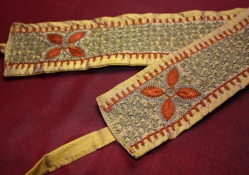 Ceinture en soie brodée au crochet
